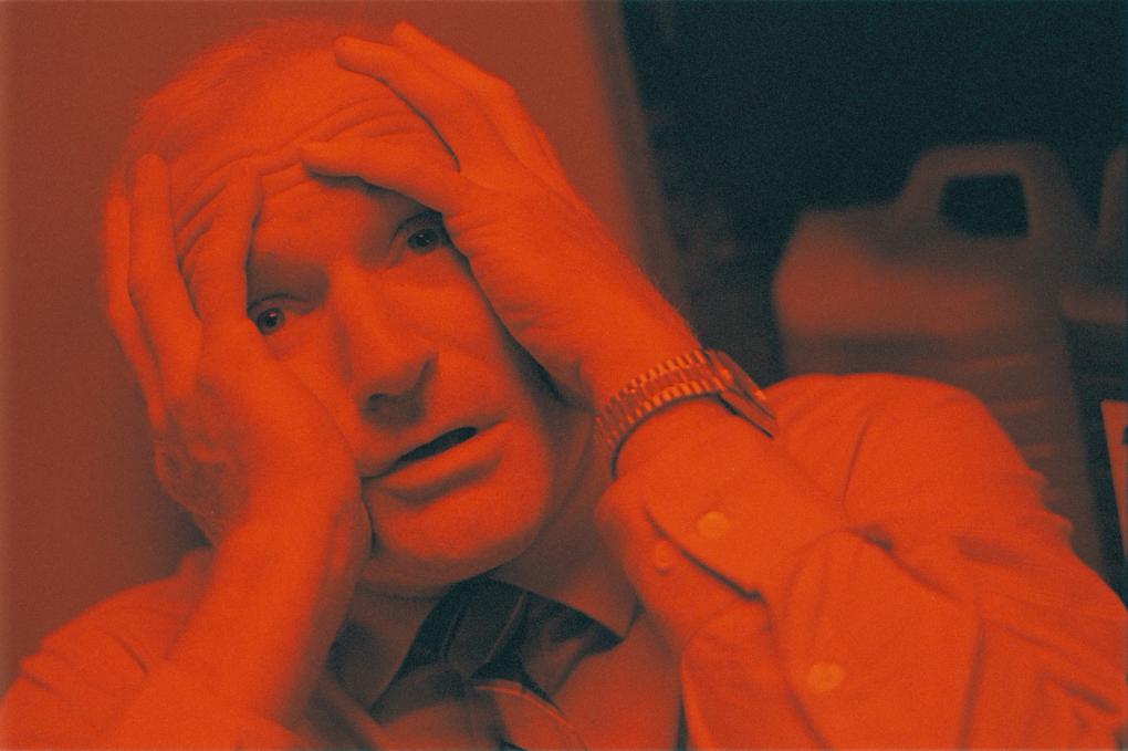 Szenenbild "One Hour Photo" (2002) - Sy kriegt einen Zusammenbruch im Fotolabor