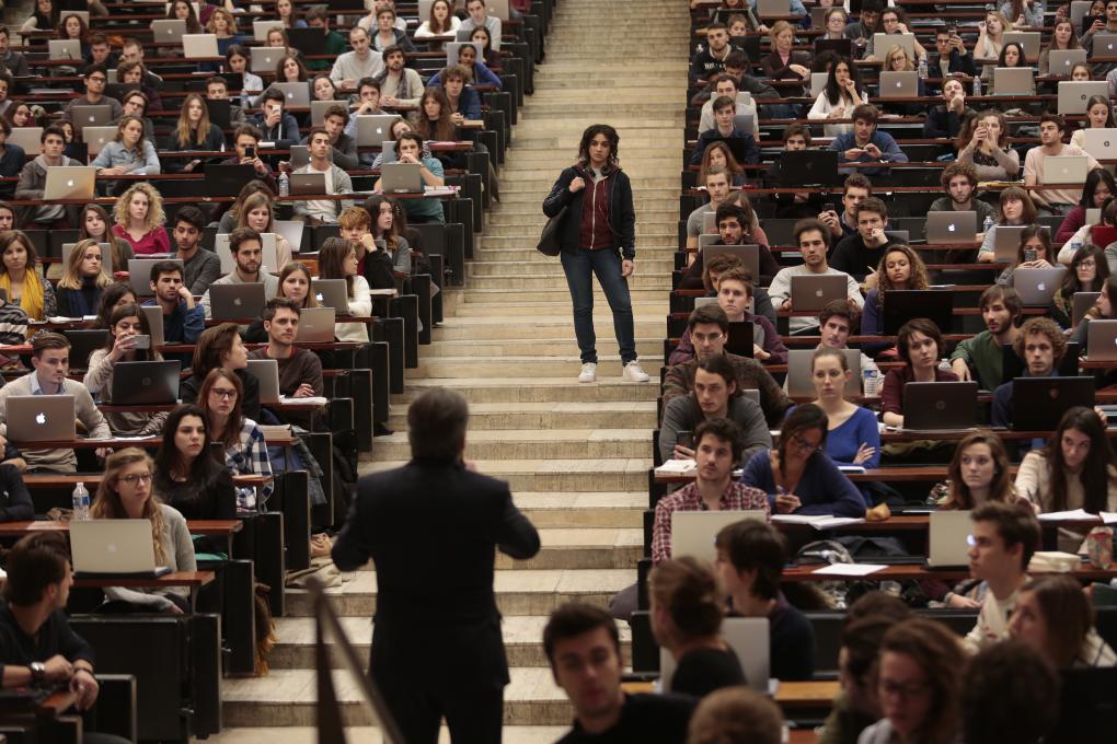 Szenenbild aus "Die brillante Mademoiselle Neïla" (2018) - Neila wird vor dem gesamten Vorlesungssaal von ihrem Professor verspottet.