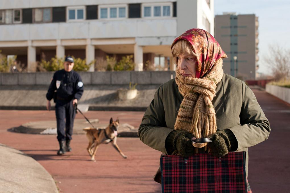 Szenenbild aus "Paulette" (2012) - Ein Drogenhund reagiert auf den Inhalt von Paulettes Tasche