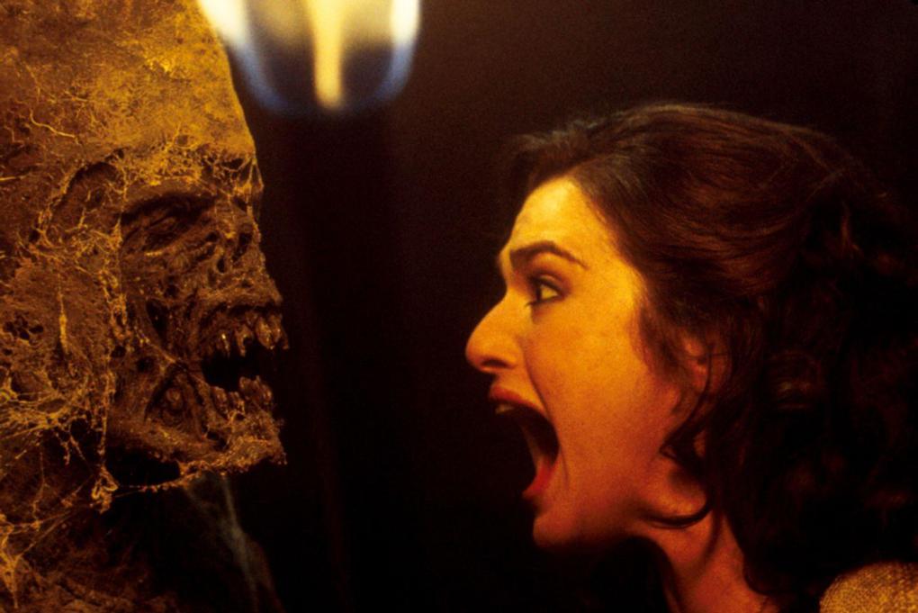 Szenenbild aus 'Die Mumie kehrt zurück' (2001) - Rachel Weisz hat eine unverhoffte Begegnung