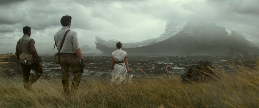 Fast im Viertelstundetakt landen wir in Star Wars: Der Aufstieg Skywalkers auf immer neuen Planeten.