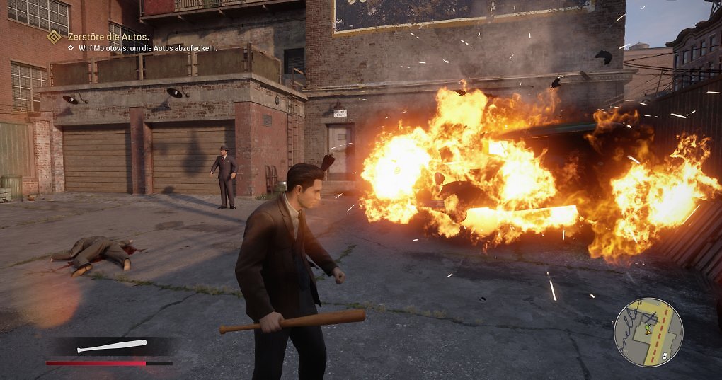 Tommy aus Mafia: Definitive Edition zerstört ein Auto.