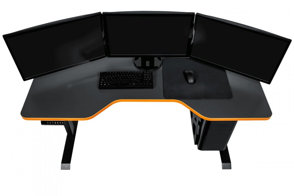 Ein LeetDesk Pro in Leet Orange mit allem Zubehör. durch den PC-Halter ist auch ein Betrieb von drei Monitoren kein Problem.