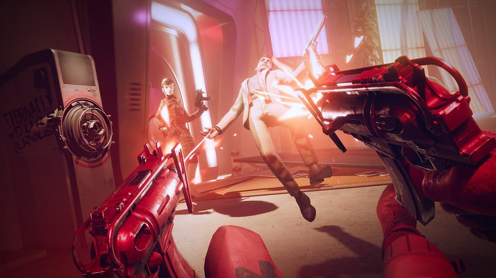Deathloop hat zwar flotte Shooter-Kämpfe mit allerlei Spezialfähigkeiten, vor allem sind aber eure Detektivfähigkeiten gefragt.