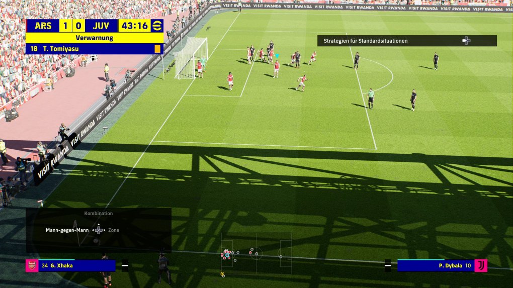 In eFootball 2022 lassen sich vor dem Spielbeginn nur vorgefertigte Taktiken einstellen. Zumindest bei gegnerischen Standardsituationen dürfen wir aber festlegen, ob unsere Elf eher mit Raum- oder Manndeckung verteidigt.