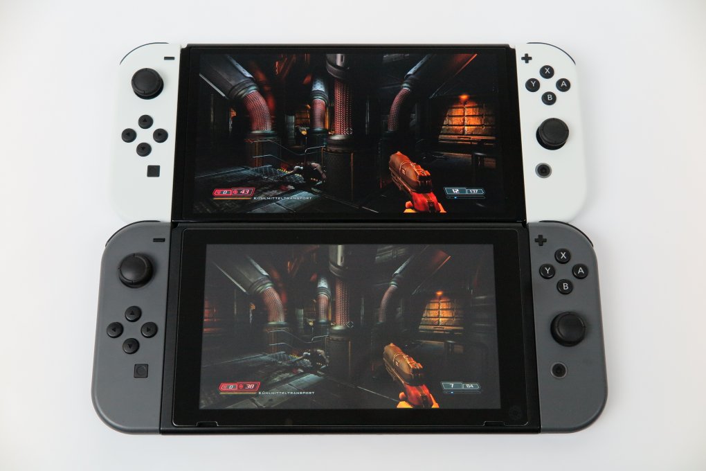Besonders bei sehr dunklen Spielen wie Doom 3 profitiert ihr vom dramatisch besseren Kontrast und den satten Schwarztönen des OLED-Screens.