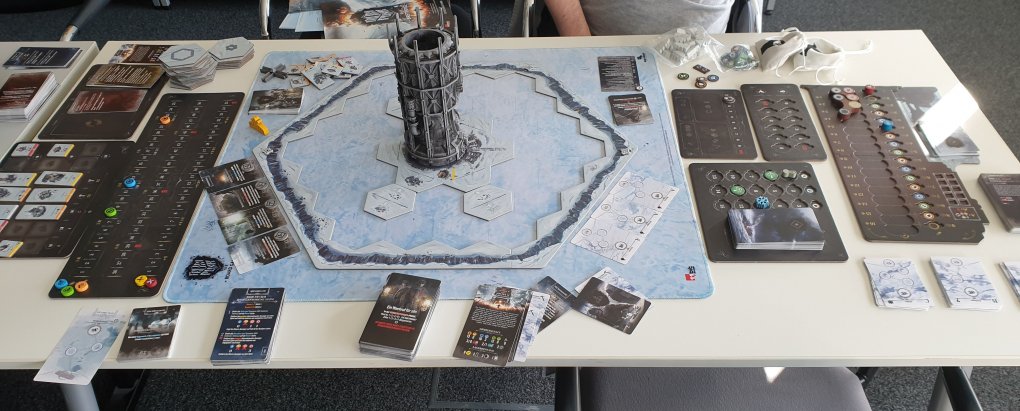 Alle relevanten Spielmaterialen fürs Basisspiel aufgebaut.