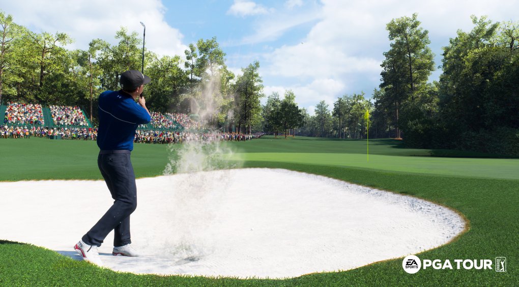 Ein Golfer schlägt den Ball aus einem Sandbunker.
