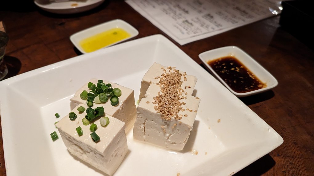 Auf der Insel Yakushima hatten wir zum Hauptgang noch besonders weichen Tofu bestellt - unglaublich lecker in Kombination mit der örtlichen Sojasoße. Die Insel hatte obendrein auch frittierten Tofu, der zum Sterben gut war!