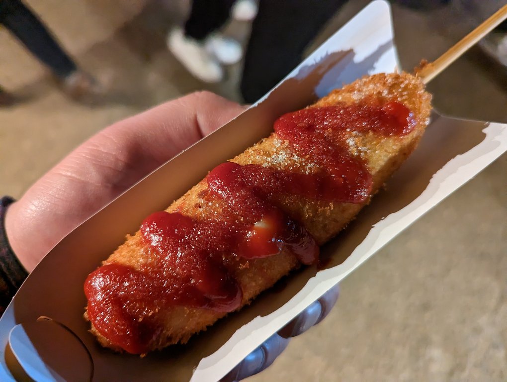 So einen köstlichen 'Cheesedog' auf dem Frühlingsfest in Kyoto im Gehen schnabulieren? Das ist eigentlich verpönt.