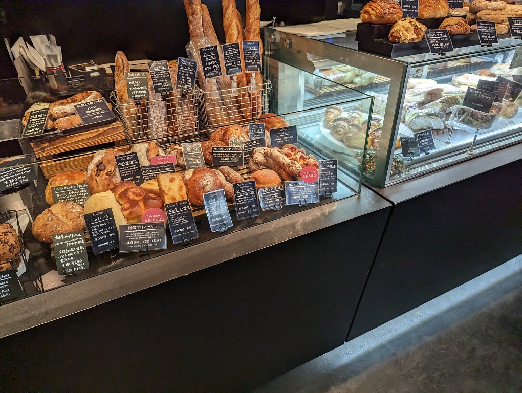 Wer auch etwas mehr zahlen kann, findet französisch inszenierte 'Boulangeries' - also Bäckereien, deren Baguettes eure Kiefer endlich mal wieder beanspruchen mit knusprigem Biss.