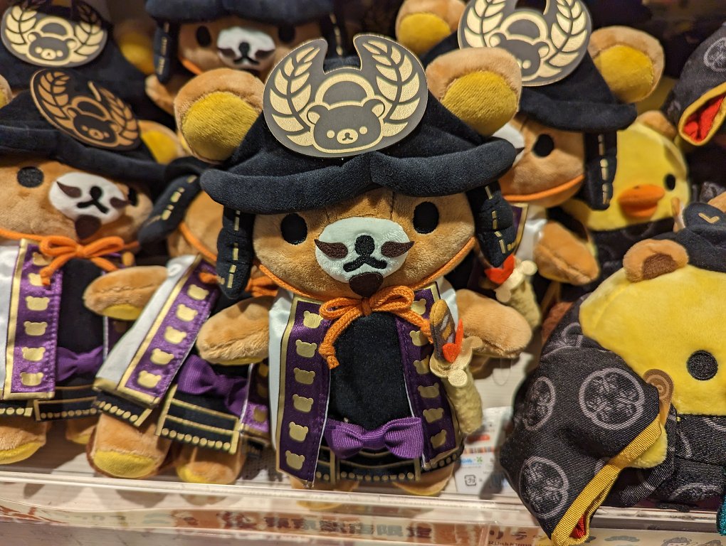 Auch dieser Teddy musste den ganzen Tag herumstehen - wie gerne hätte ich mich mal hingesetzt beim Shoppen, um zu überlegen, wie viele meiner Ersparnisse ich noch ausgeben kann!