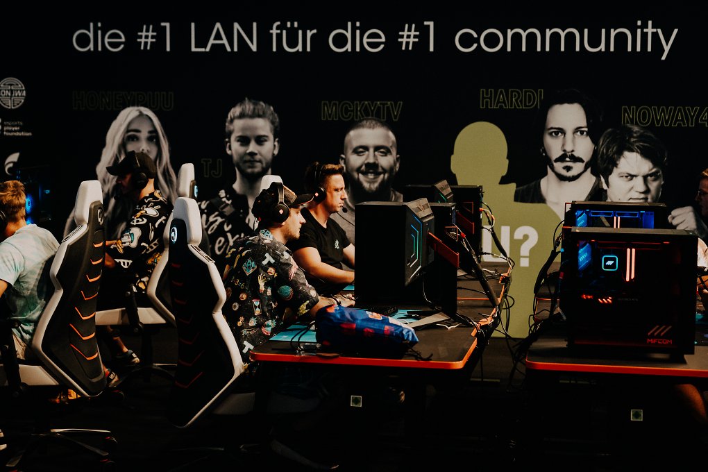 Mehrere Personen spielen an PCs.
