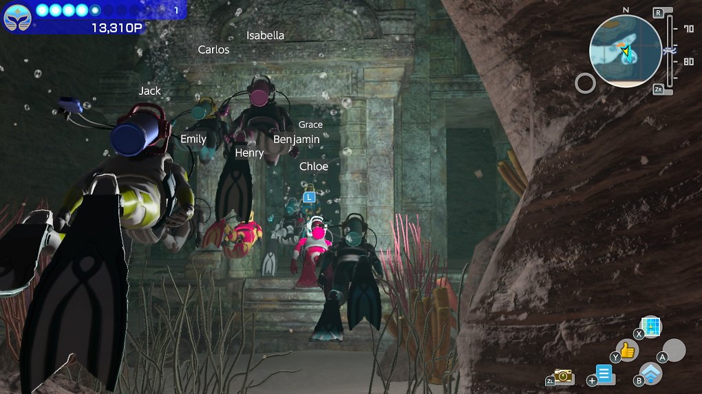 Tauchen im Team bei einer Ruine