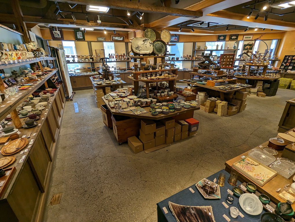 Keramik, so weit das Auge reicht. Dieser Shop am Anfang der 'Kitchen Street' in Kappabashi, Tokyo