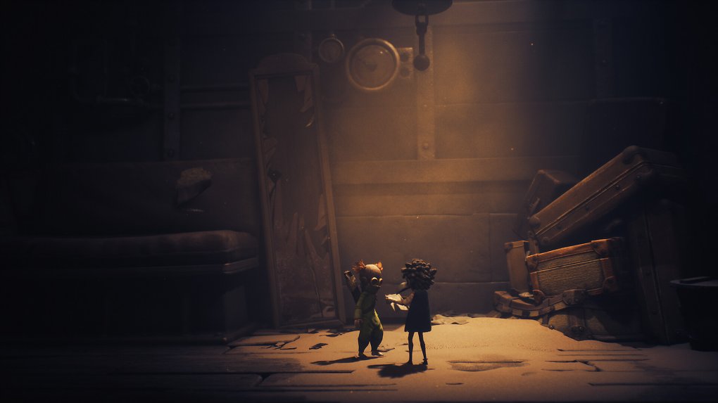 Zwei Charaktere aus Little Nightmares 3 interagieren miteinander