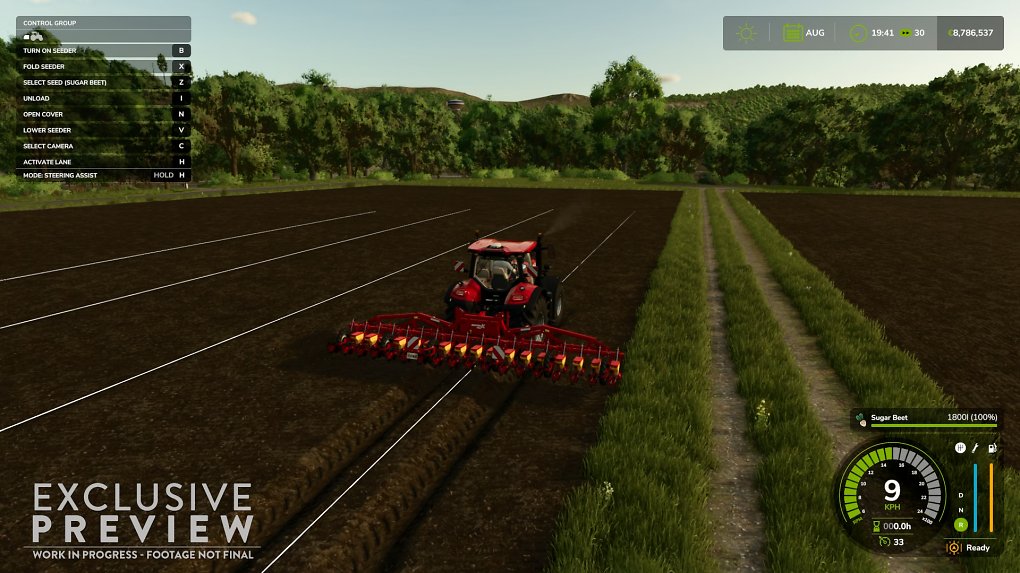 Ein Traktor fährt eine Furche in den weichen Boden