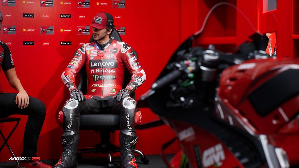 Pecco Bagnaia sitzt in seiner Box in MotoGP 25