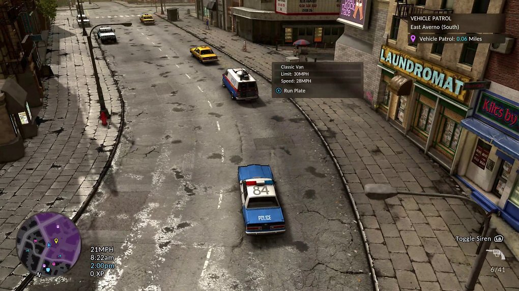 Ein Polizeiwagen verfolgt einen Van