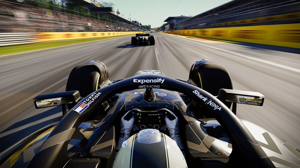 Ein Auto des ApxGP-Teams auf der Strecke