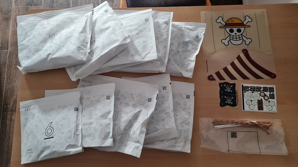 LEGO-Baumaterial auf einem Tisch