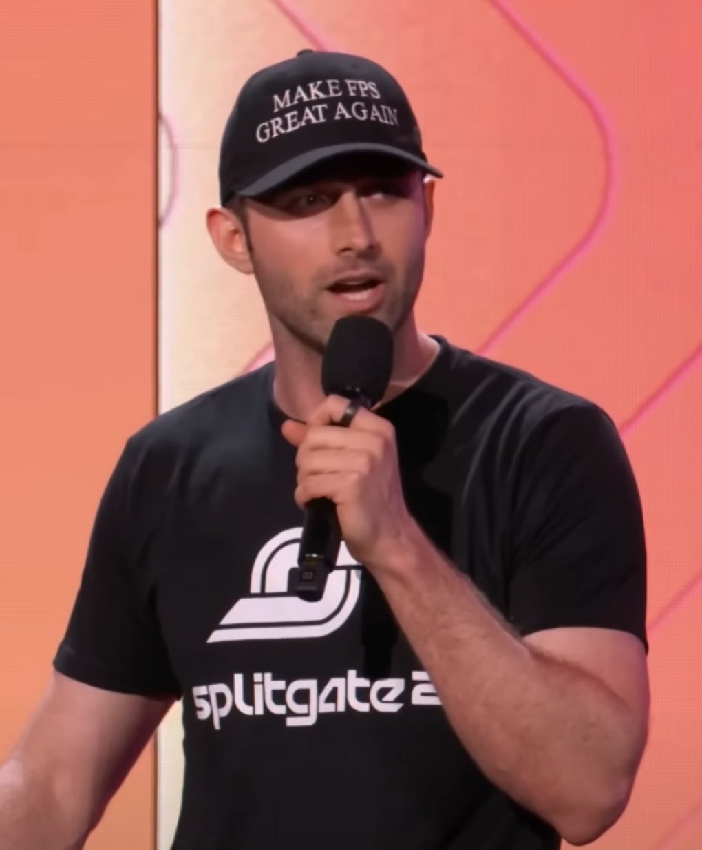 Ian Proulx mit Make FPS great again Kappe