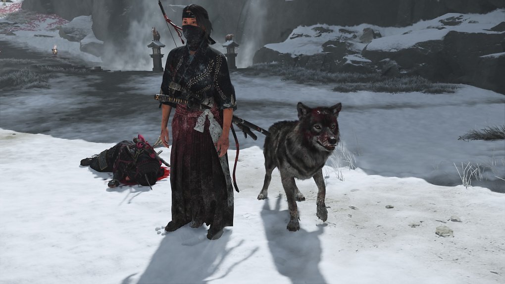 Atsu und der Wolf Seite an Seite. Im Hintergrund liegt an gefallener Gegner.
