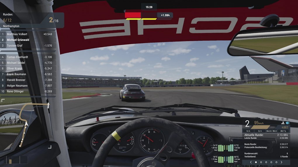 Mit den alten Modellen des Porsche 911 macht es gewaltigen Spaß, um die Kurven zu brettern. Wir entwickeln sehr schnell ein gutes Gefühl für die Oldtimer.