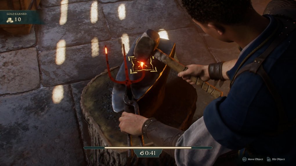 Eine Mistgable auf einem Amboss. Der Spieler schmiedet.