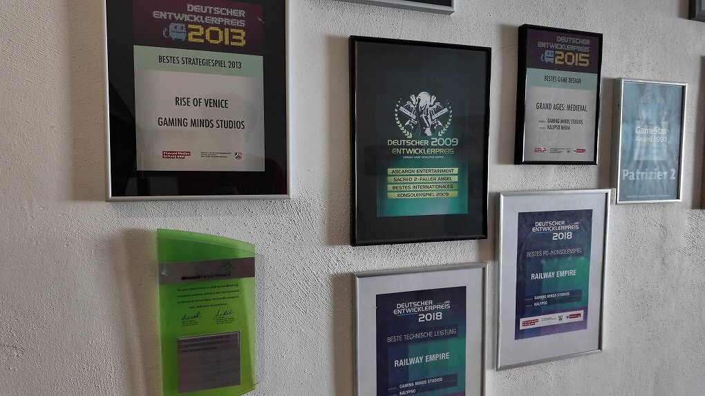An der Wand des Büros von Daniel Dumont hängen zahlreiche Awards, die das Studio mit seinen bisherigen Spielen gewinnen konnte.