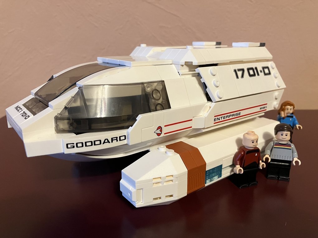 Ein Bluebrixx-Klemmbaustein-Shuttle und eine spezialangefertigte 'Familie Picard'.