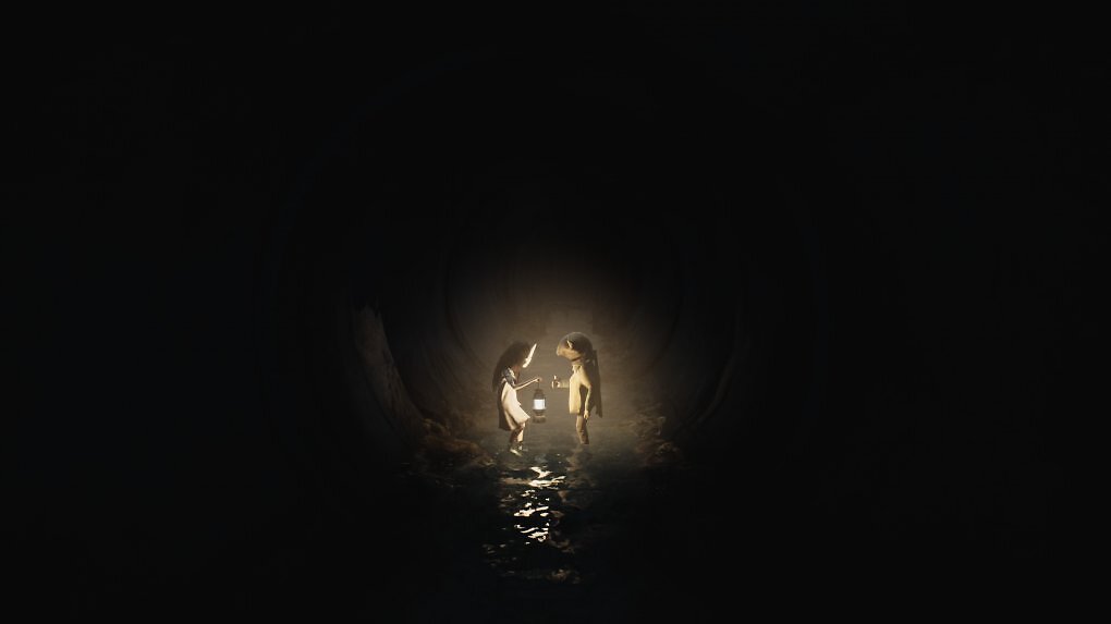 Zwei Kinder stehen in einem dunklen Tunnel. Das Mädchen (links) hält eine leuchtende Laterne.