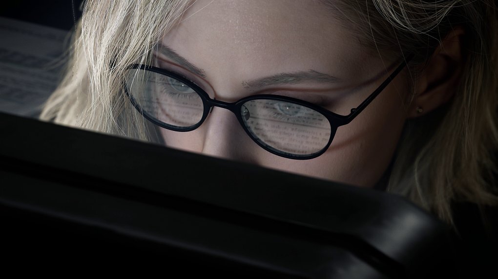 Nahaufnahme von Grace, die etwas auf einem Monitor liest. Nur ihre Augen sind zu sehen.