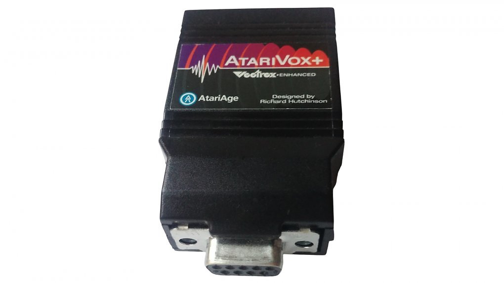 Der Sprach-Synthesizer Atarivox, der auch eine Speicherfunkton bietet, wird in den zweiten Joystick-Port des Atari 2600 gesteckt.