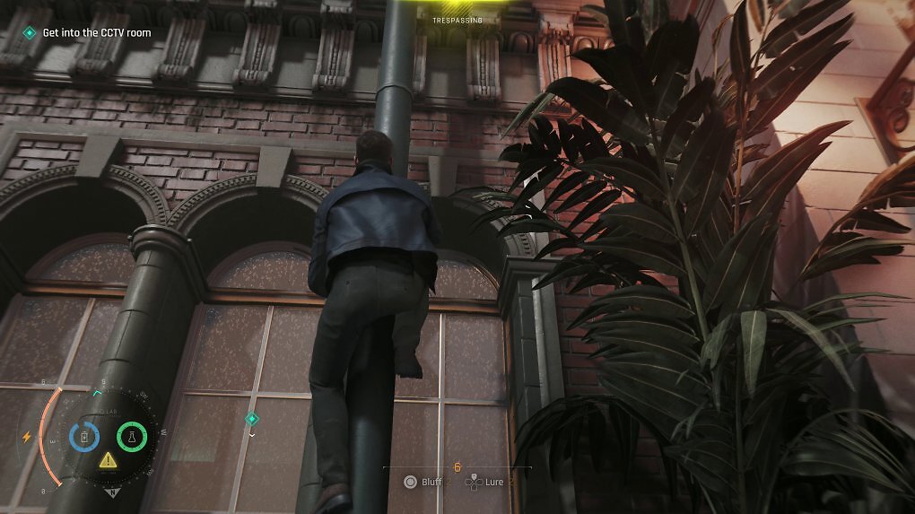 An Regenrohren nach oben klettern: Das hat sich 007 von Agent 47 abgeschaut.
