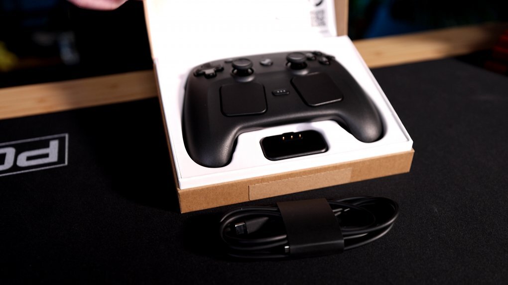 Ein Case für den Controller liegt leider nicht in der Verpackung, dafür aber ein USB-C-Kabel, mit dem ihr den Controller oder den Puck verbindet.
