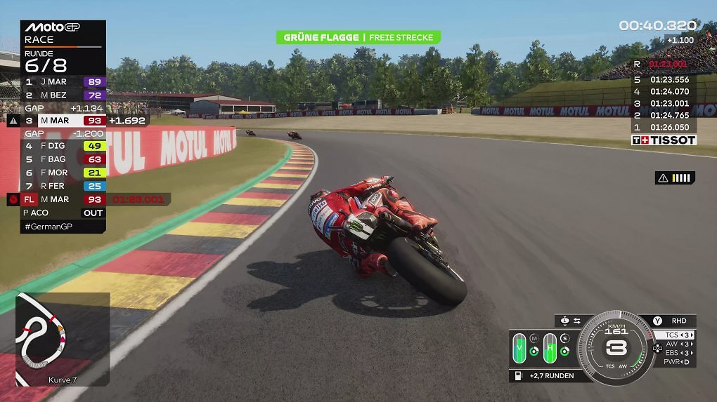 Die MotoGP ist das Pendant der Formel 1 auf zwei Rädern. Mit über 300 Sachen jagen die Piloten unter anderem über den deutschen Sachsenring.