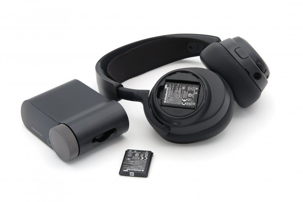 Wie schon von anderen Headsets der eigenen Reihe gewohnt, kann der Akku des Headsets in der externen Soundkarte geladen werden.