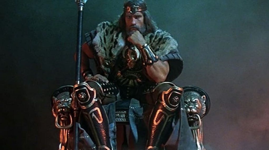 In den früheren Filmen war Schwarzenegger bereits kurz als älterer, aber immer noch imposanter König Conan zu sehen.