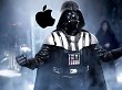 Darth Vader posiert neben dem Apfel-Logo von Apple.