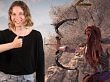 Die Autorin steht neben Aloy, die den Bogen gespannt hält