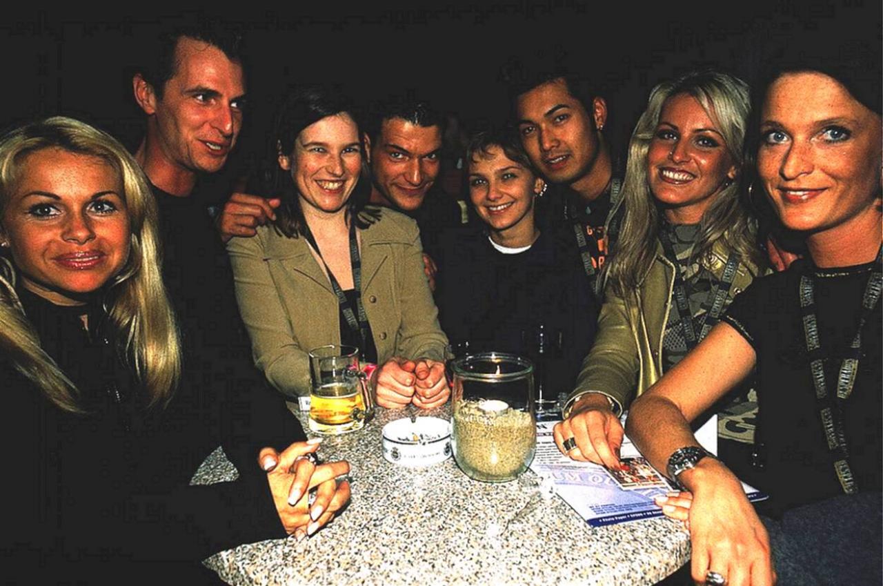 [26/11/2001] Viele Ex-Bewohner aus dem Big-Brother-Haus blieben bis zum Morgengrauen.