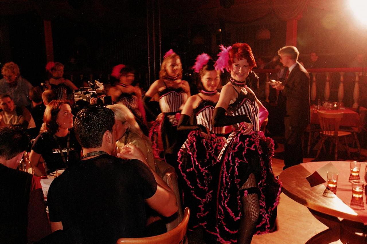 [26/11/2001] Mit tosendem Applaus wurden die Showgirls vom Publikum verabschiedet.