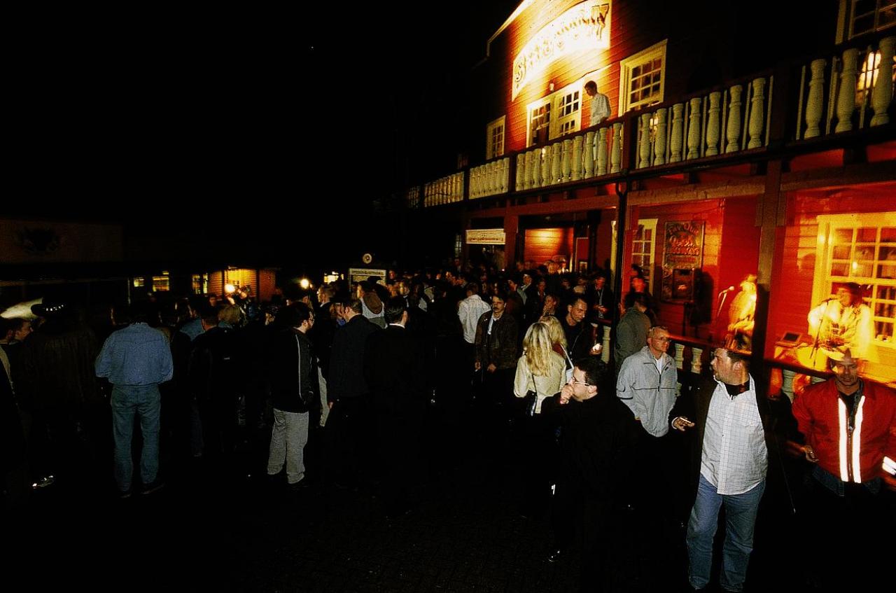[26/11/2001] Vor dem Fort-Fun-Westernsaloon spielte eine Country-Band auf.