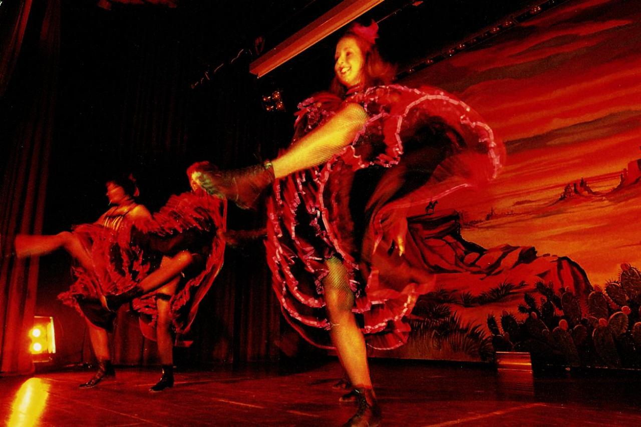 [26/11/2001] Auf der Showbühne des Saloons wurde getanzt und gesungen.