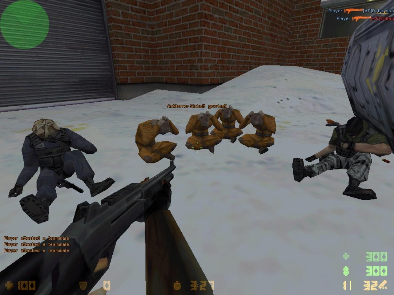 [26/11/2001] Gemütliches Sit-In: Was hier aussieht wie das Treffen einer CS-Selbsthilfegruppe, ist tatsächlich das Ergebnis der geänderten Todesanimationen der deutschen Counter-Strike-Version.