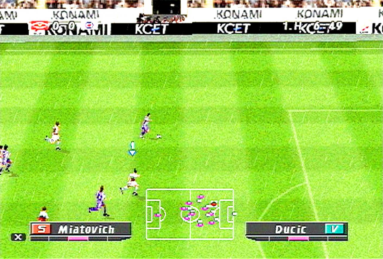 [26/11/2001] ISS Pro Evolution 2, PSone, 2000. Die japanische Konkurrenz setzt sich in den Windschatten der FIFA-Reihe. Die Steuerung ist wesentlich kniffliger, es fallen wesentlich weniger Tore. Simulationsfans wanderten immer mehr zur ISS-Serie ab. Ein Jahr später wird die Serie in Pro Evolution Soccer umbenannt und bleibt FIFA weiterhin dicht auf den Fersen.