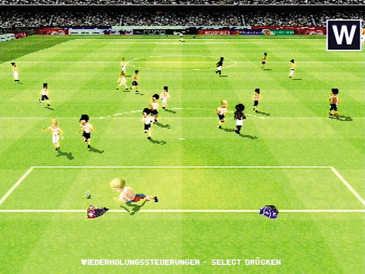 [26/11/2001] Fußball Live, PSone, 2000. Sony Computer Entertainment versucht nun ebenfalls eine Fußball-Reihe auf dem Markt zu platzieren. Obwohl das Spiel grafische Maßstäbe setzt, wird es von Fußballkennern verschmäht. Der Grund: Es gibt bestimmte Stellen auf dem Spielfeld, von denen aus es immer gelingt ein Tor zu schießen. Das machte die Matches sehr statisch.