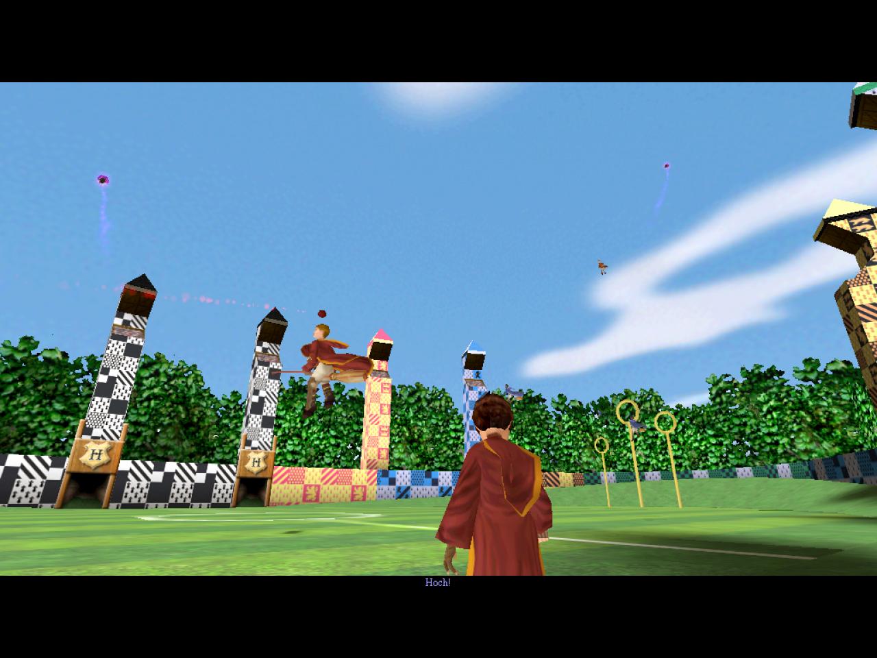 [26/11/2001] Ein Traum wird wahr: Beim Quidditch-Spiel dürfen Sie selbst auf den Besen steigen und den Schnatz jagen.
