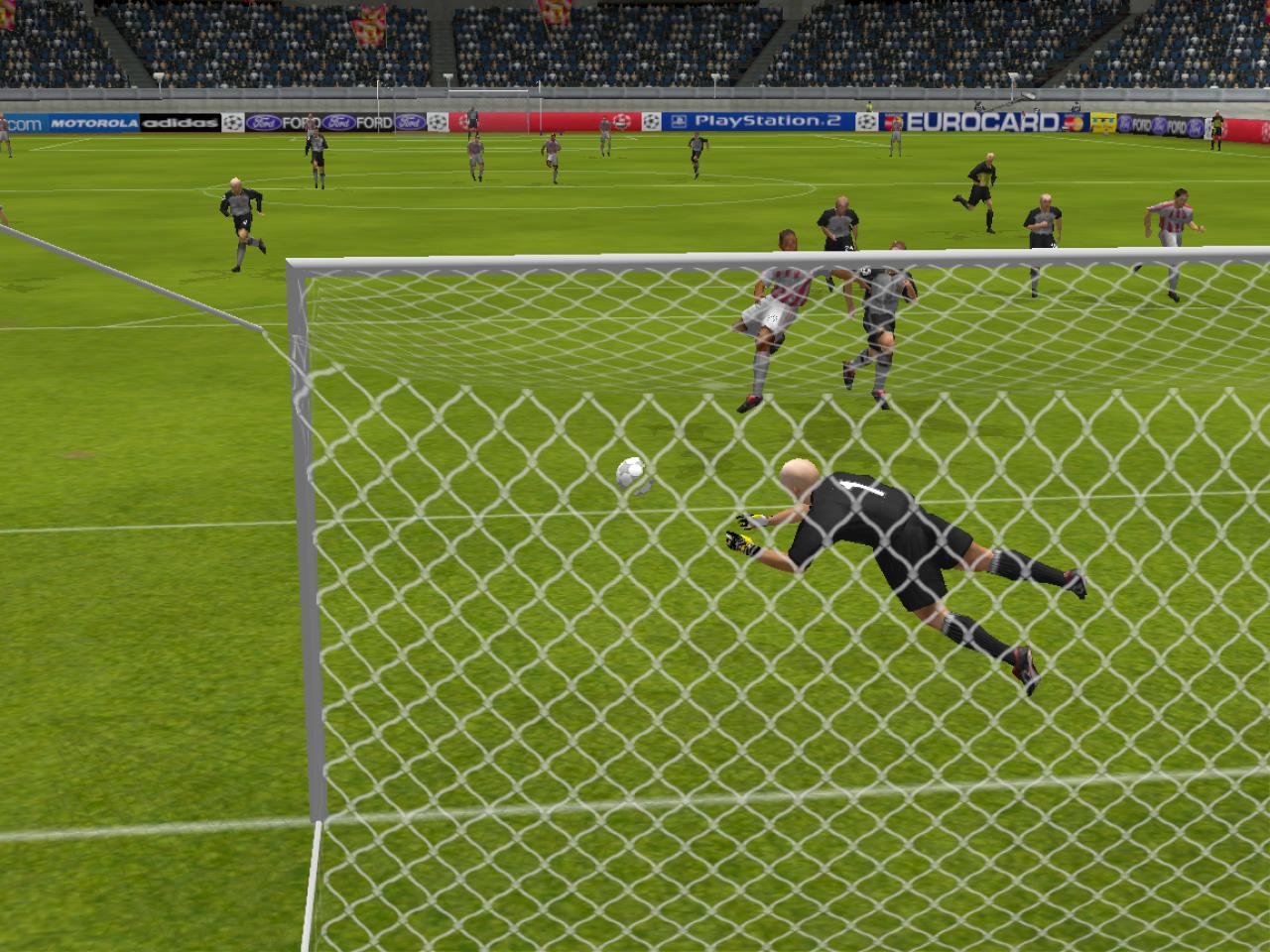 [29/01/2002] Glatzkopf Barthez hechtet umsonst: Dieser Schuss schlägt im Kasten ein.
